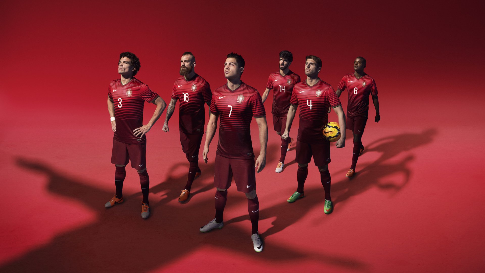 开云体育足球-无声胜有声，当莫德里奇的怒吼与武磊的摔瓶，共同诠释足球的灵魂，怒吼与摔瓶，足球灵魂的无声交锋